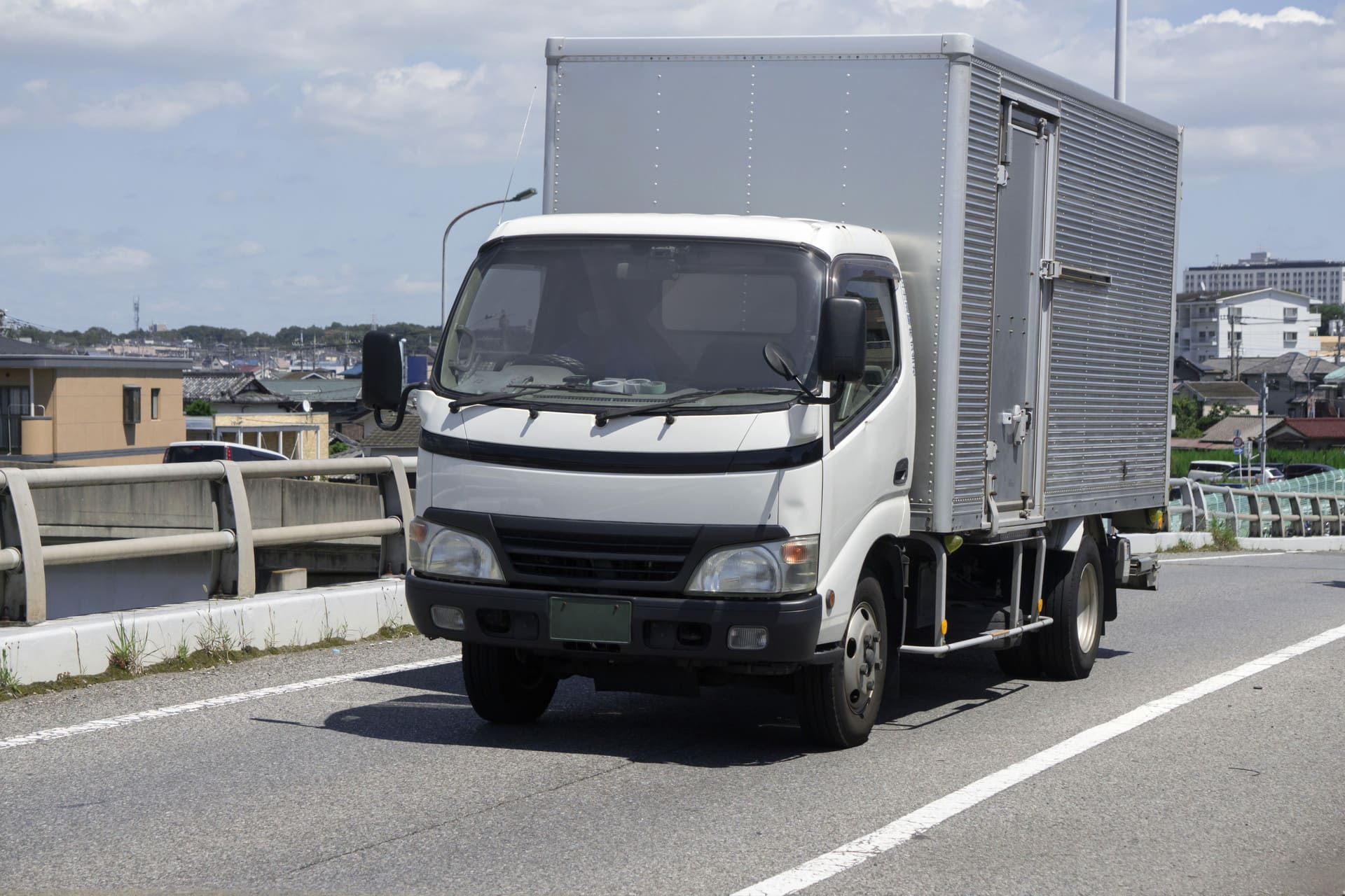 大型車整備を実施 | 神奈川の車なら有限会社麻生自動車